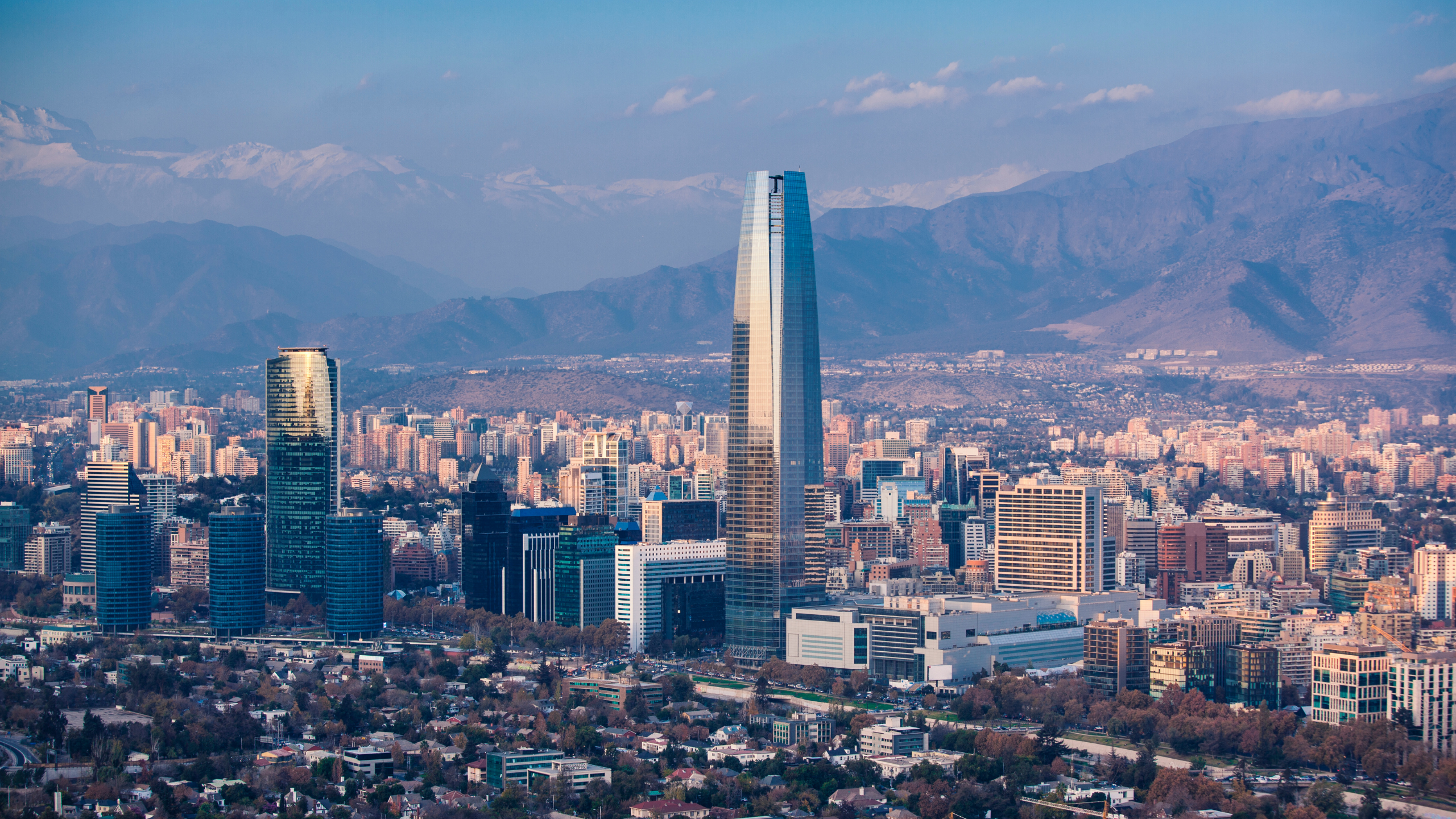 Vista panorámica de Santiago de Chile al atardecer, con la cordillera de los Andes de fondo